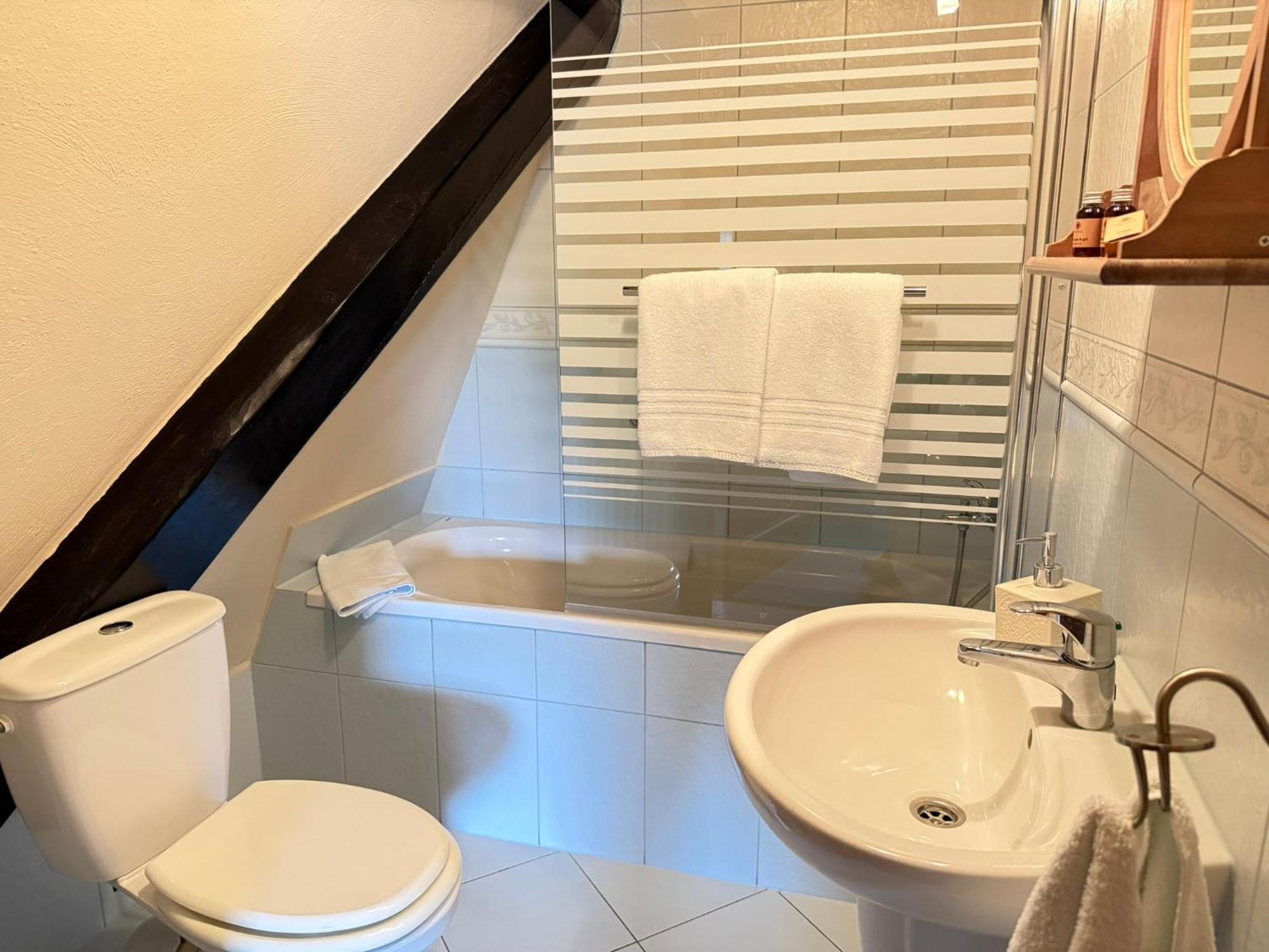 Gosciniec Zamkowy Hotel Дарлово Екстериор снимка